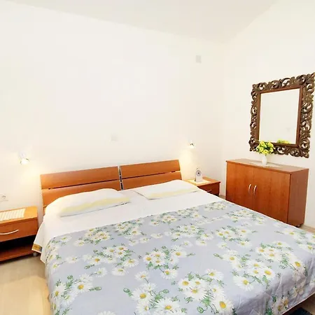 Апартаменты With Parking Space - Diklo, - 5880